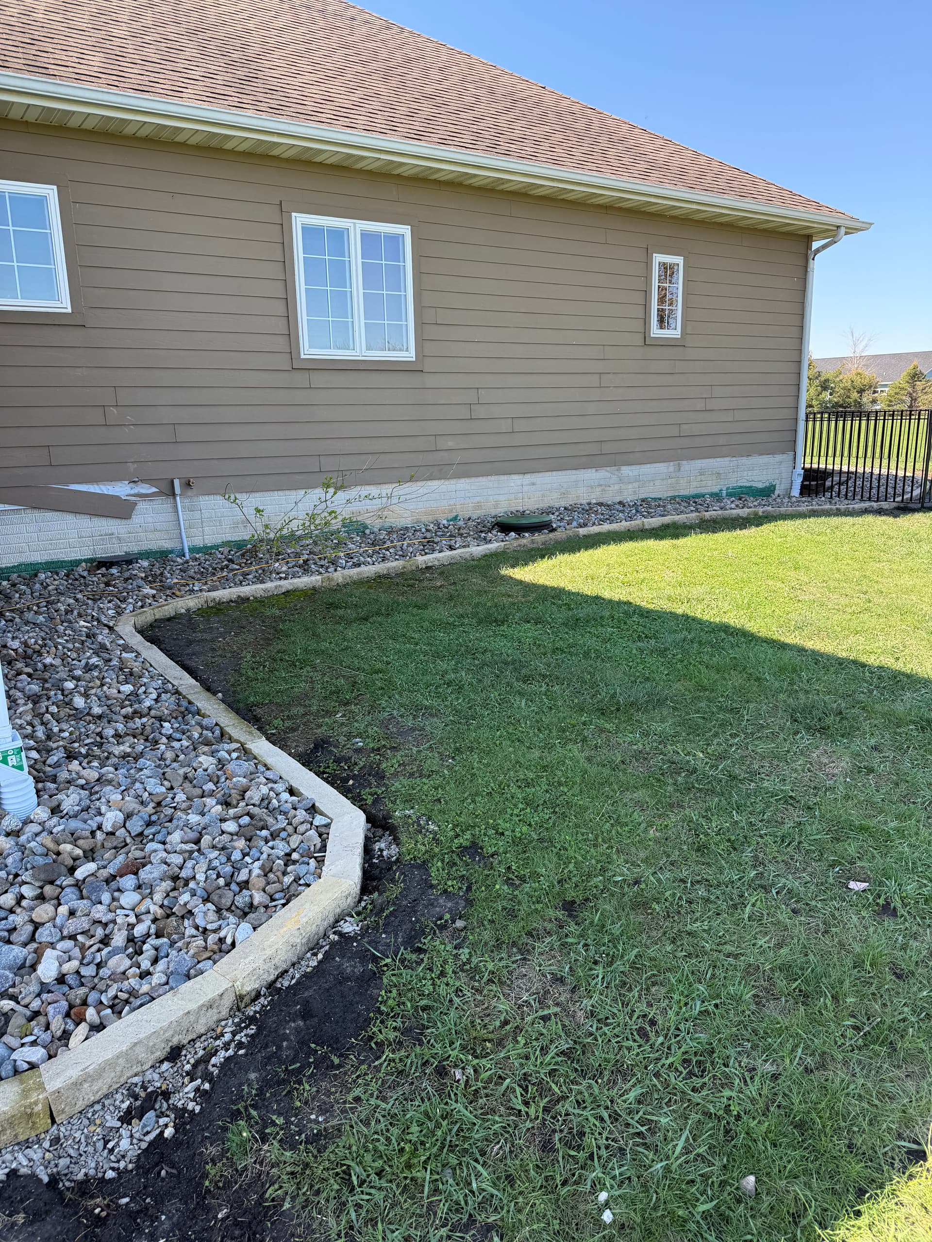 Gallery photos for Natural Stone Border and River Rock Bed Installs: Image #2
